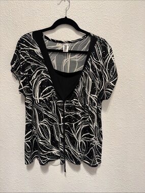 Black and White Printed V-Neck Women’s Top